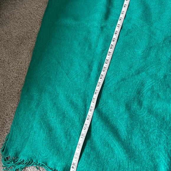 100 percent wool green scarf/wrap - Picture 4 of 8